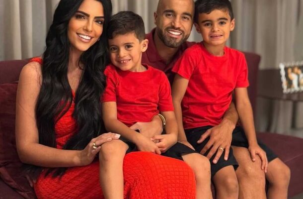 O craque do São Paulo, Lucas Moura, reuniu a família, a tradicional camisa vermelha ''tricolor'' para passar mais um natal juntos - Foto: Reprodução/Instagram