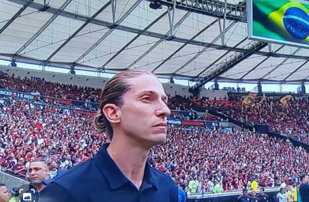 TÉCNICO: FILIPE LUIZ - Desta vez não conseguiu encontrar as melhores soluções para sair do ferrolho que o Vitória impôs na defesa. Além disso, sua ideia defensiva fez com que o Vitória aproveitasse os buracos para fazer os seus gols - NOTA 5,0 - Foto:  Reprodução de vídeo SporTV