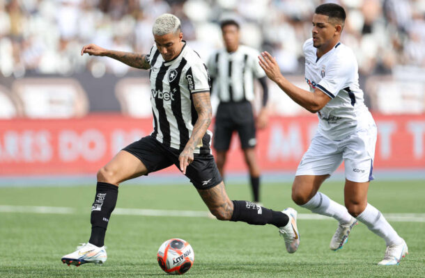 CARLOS ALBERTO - Foi o jogador mais perigoso do Alvinegrono primeiro tempo. Tentou superar os adversários na velocidade, mas faltou ser mais certeiro nas finalizações. NOTA: 5,5. Foto: Vitor Silva/Botafogo